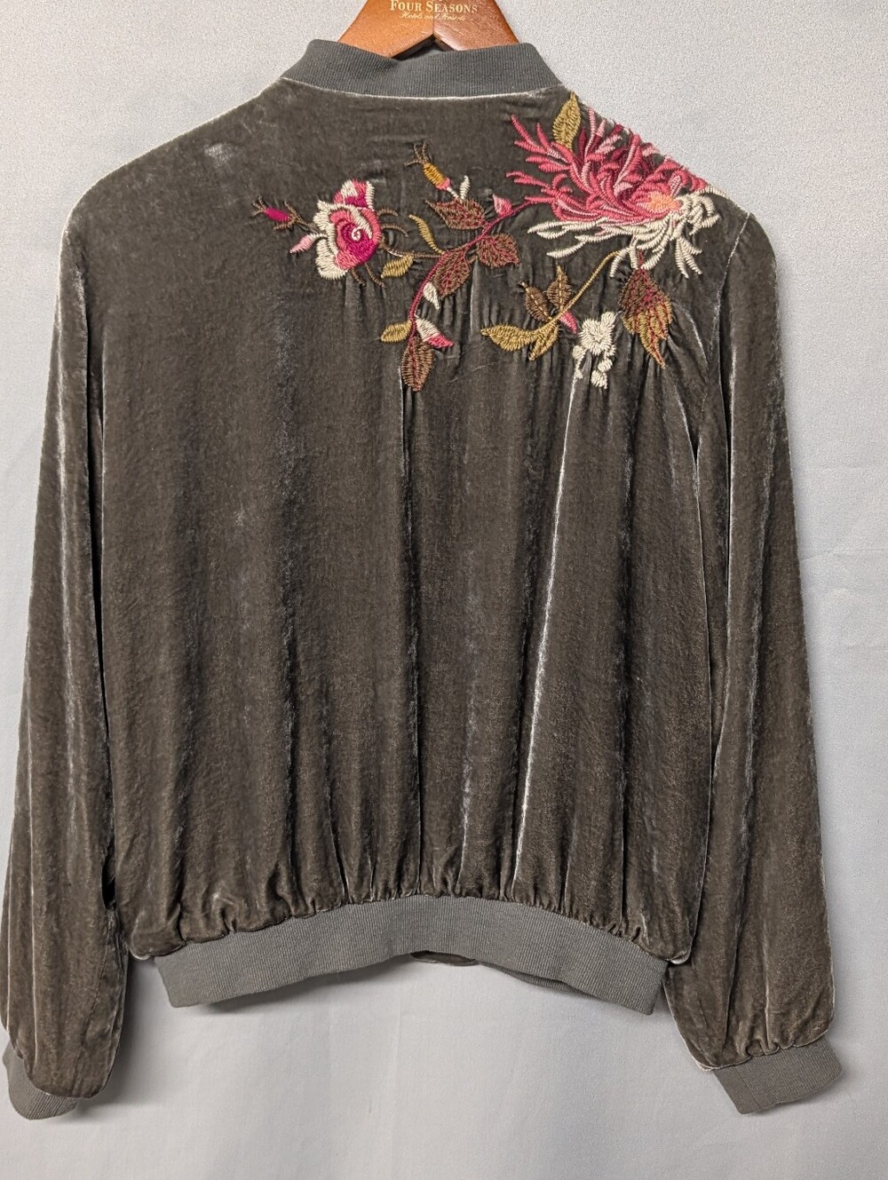 Johnny Was Chrys Olive Silk Velvet Bomber Jacket Floral Embroidery Size XS - Picture 8 of 11